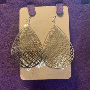 Chic Gold Filigree Teardrop Earrings